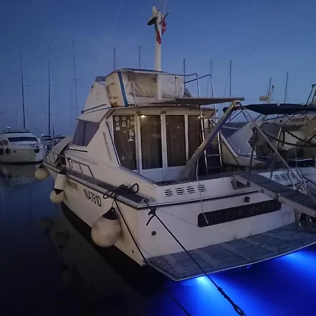 船上ホテル Barca Brezza Marina